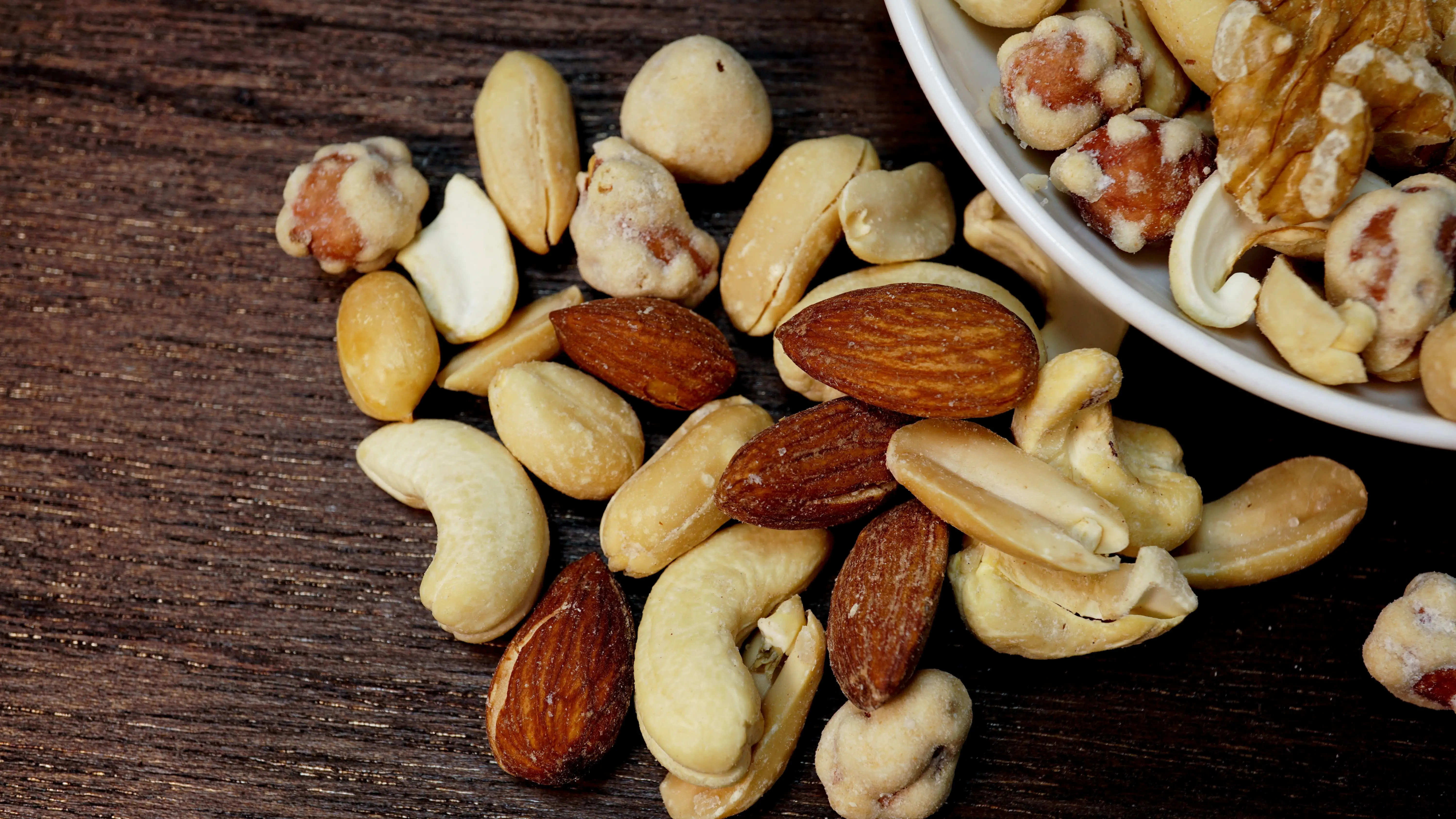 【ドラッグストアでも買えるおやつ】しょっぱい！甘い！ダイエット中にもおすすめの太らない間食は？
