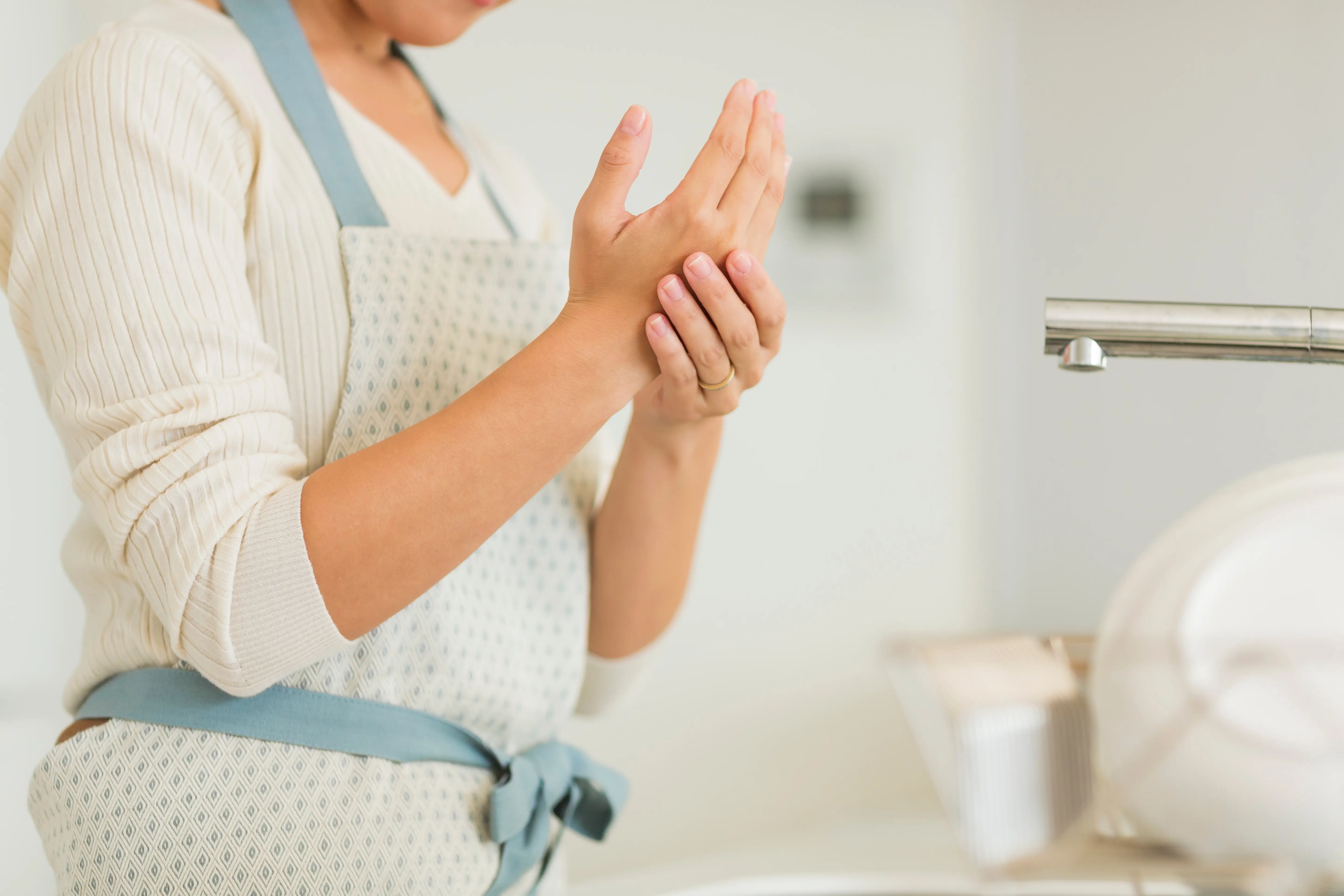 乾燥による手あれはなぜ起こる？原因や症状、予防策を解説