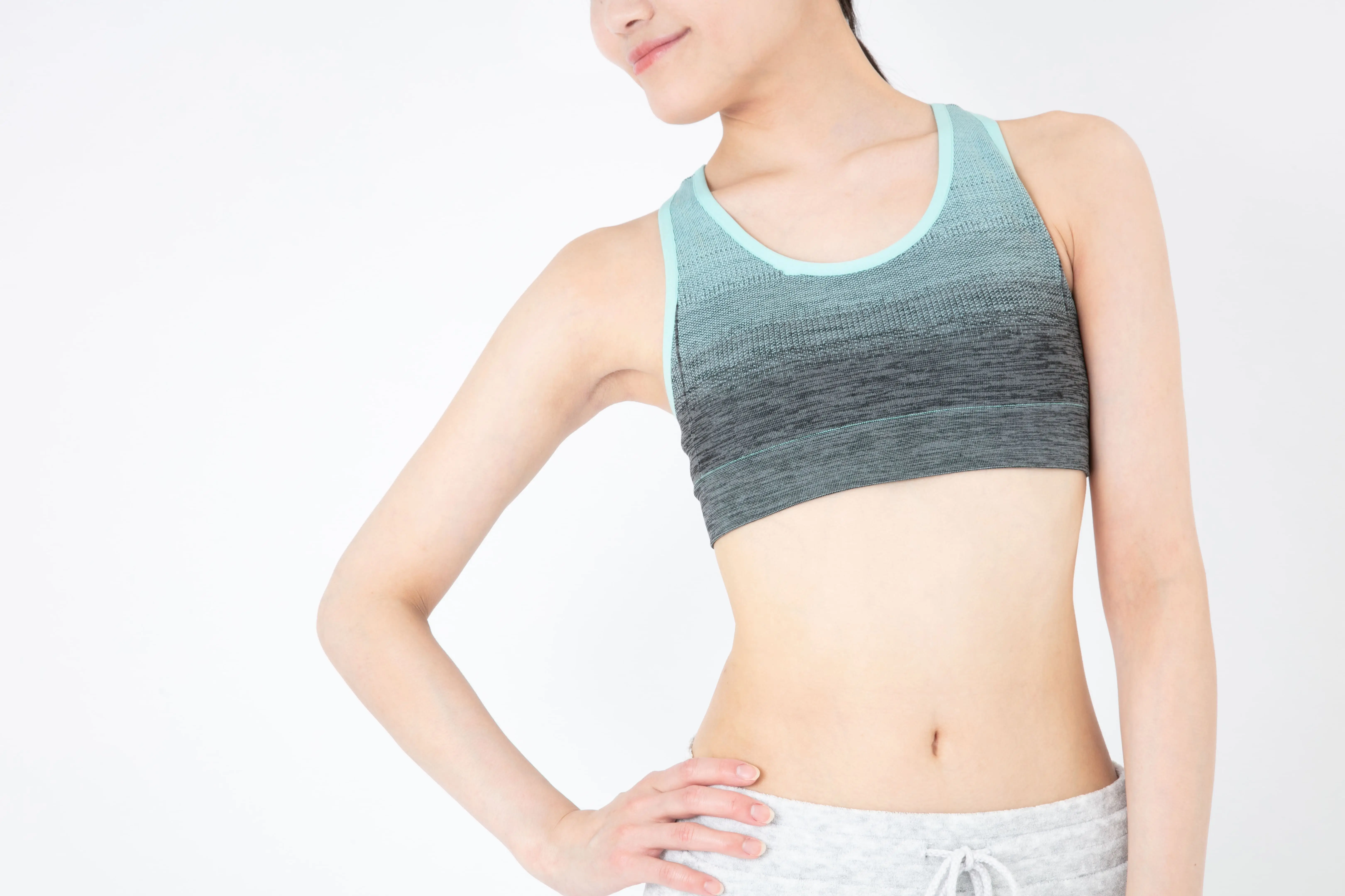 【初心者女性おすすめ】大胸筋を鍛えるジムメニューを手軽に！バストアップに効果的なストレッチ法