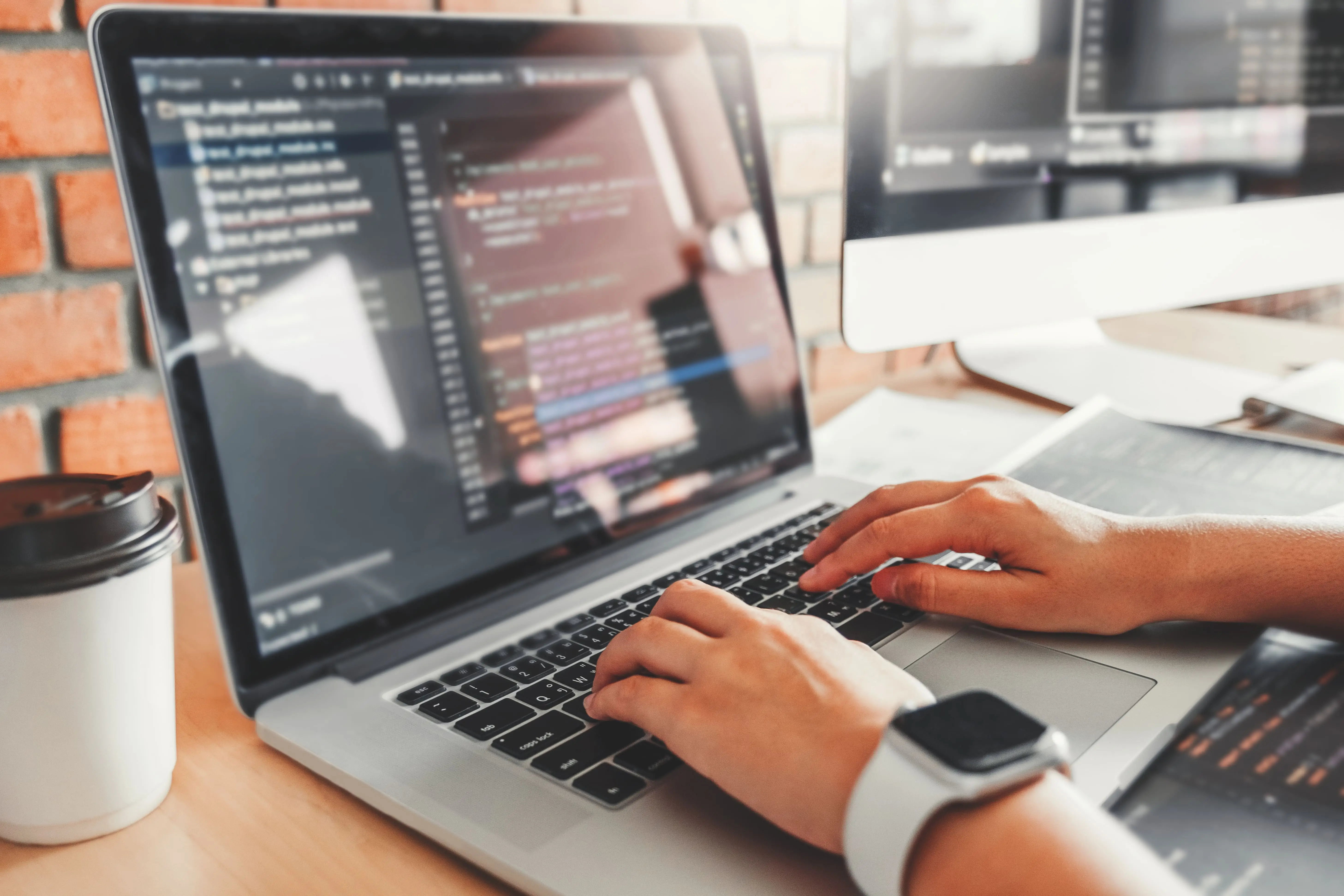 【初心者向け】Webデザイナーに必要なコーディングとは?勉強方法も解説