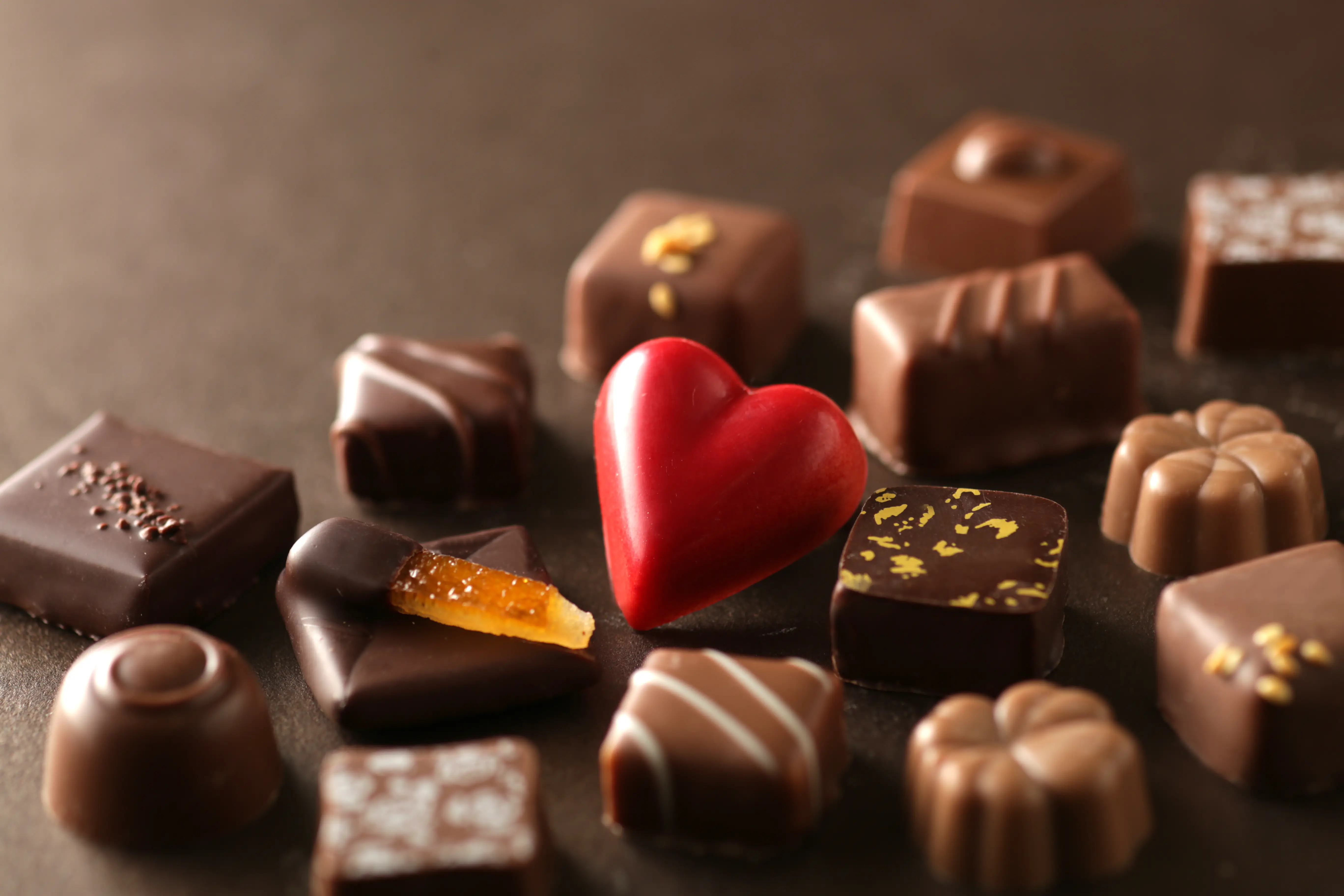 バレンタインの意味とは？由来やお菓子の意味一覧、海外事情を解説