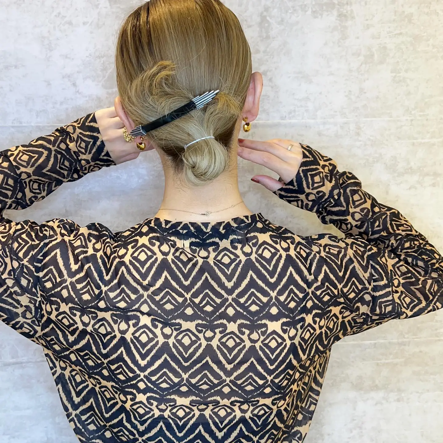 梅雨の時期でも髪型をキメたい！押さえるべきポイント・簡単にできるヘアアレンジを紹介